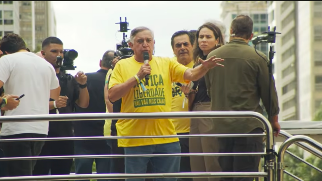 Izalci sobe o tom na Paulista e pede “54 votos” no Senado para confrontar STF
