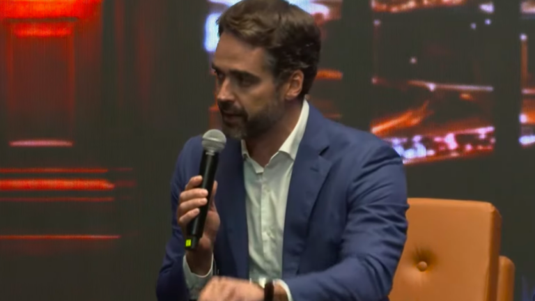 "Não adianta simplesmente querer tirar o PT do poder", diz Leite