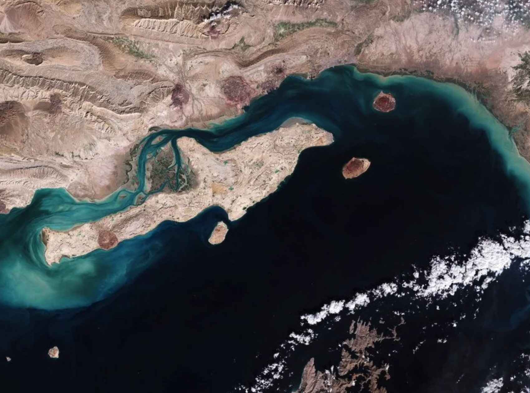 Irã flexibiliza bloqueio do Estreito de Ormuz