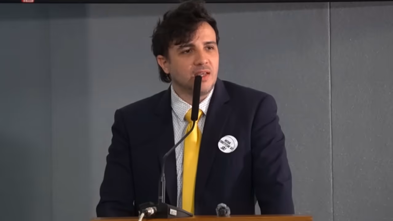 “Moraes está tão fora de si que vou defender o Eduardo Bolsonaro”, diz Renan