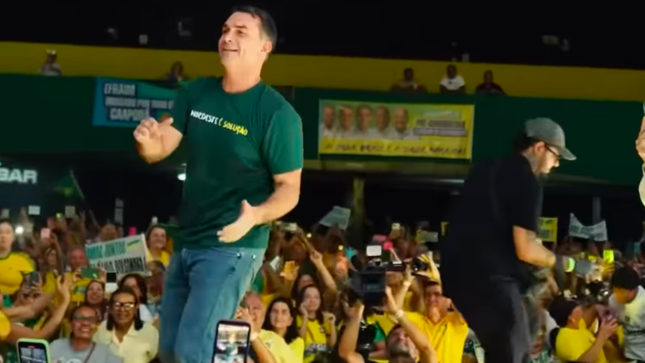 Flávio pula na frente de Lula