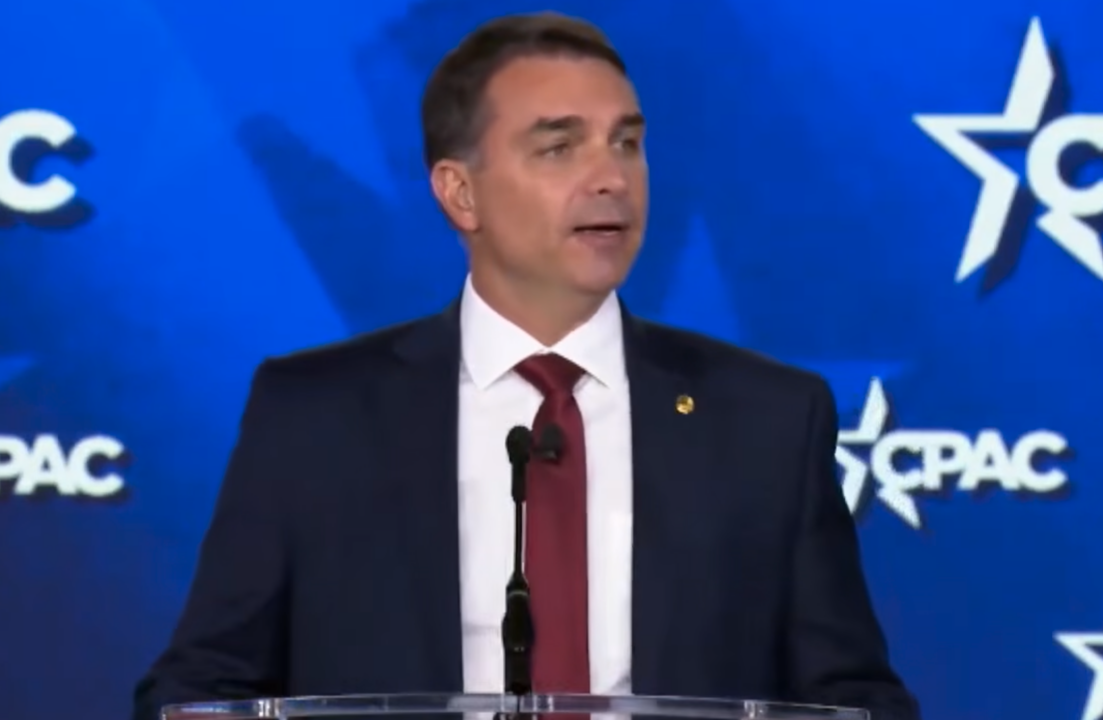 Nos EUA, Flávio defende pressão externa por “eleições justas” no Brasil