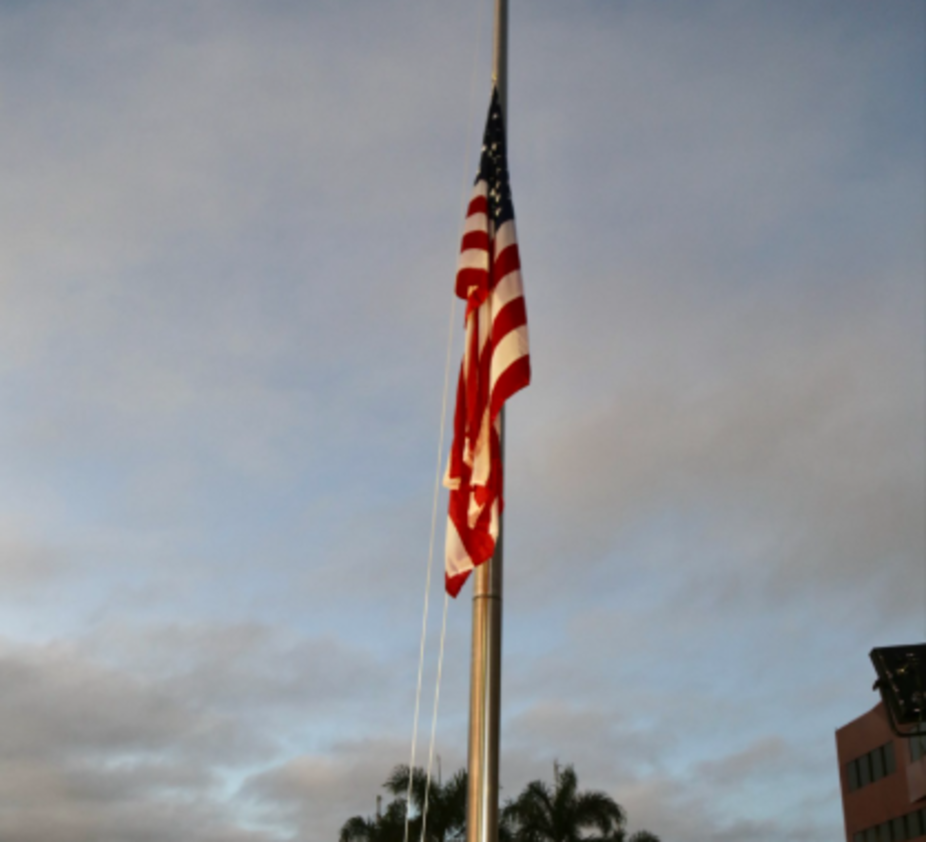 EUA hasteiam bandeira em embaixada em Caracas pela primeira vez em 7 anos