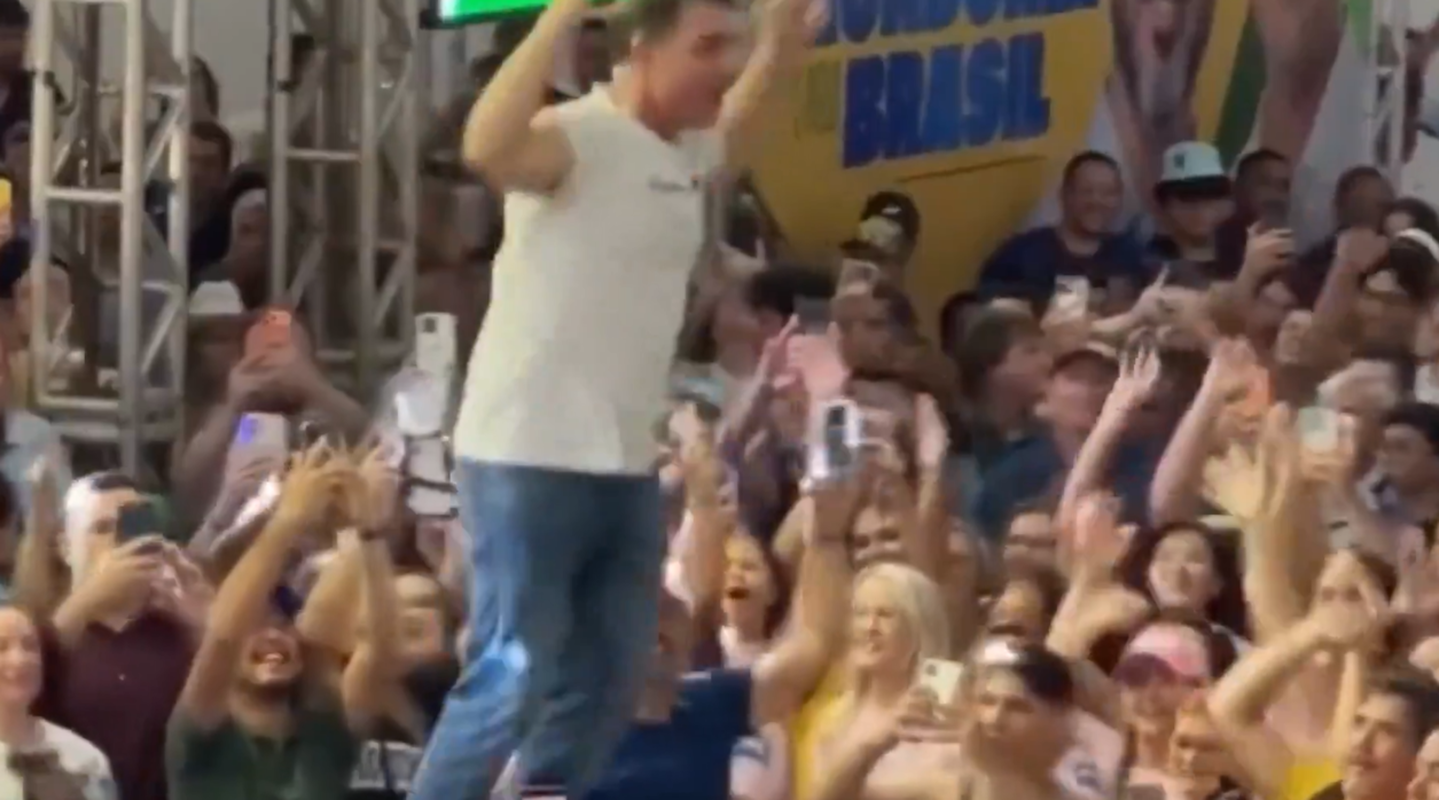 Flávio tenta se explicar após dança em palanque?