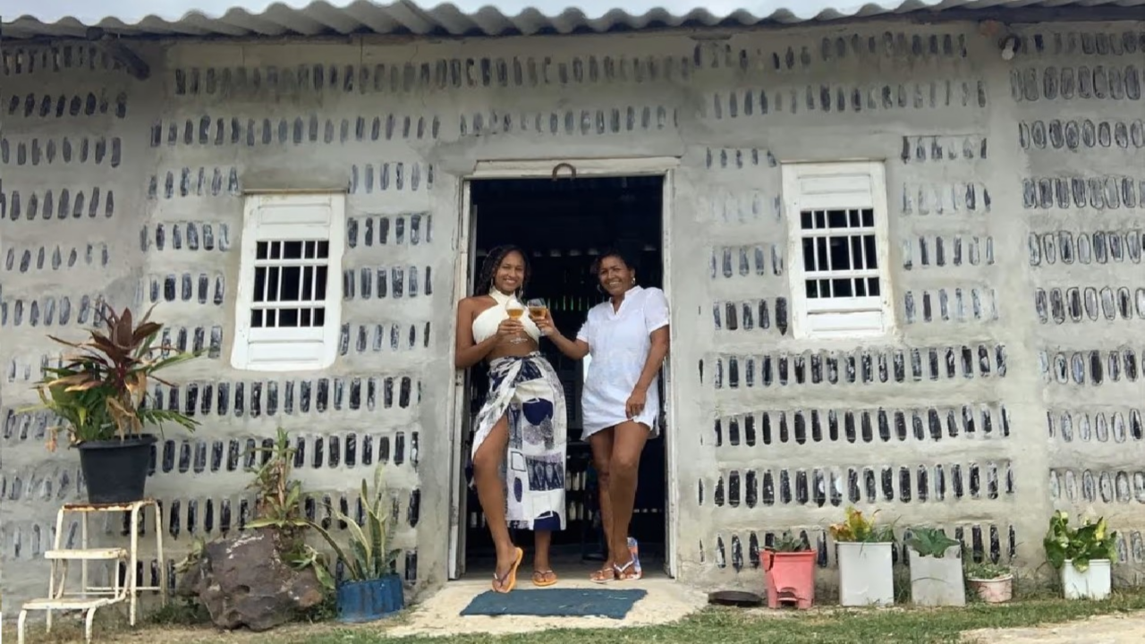 Mãe e filha transformam 8.000 garrafas de vidro em uma casa: “Tem nossa assinatura”