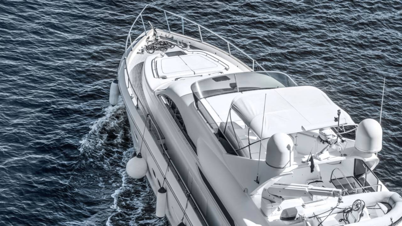 Casal transforma mar em lar e escritório O barco em que moramos hoje foi mais barato que a entrada de um apartamento e agora ele é nossa fonte de renda