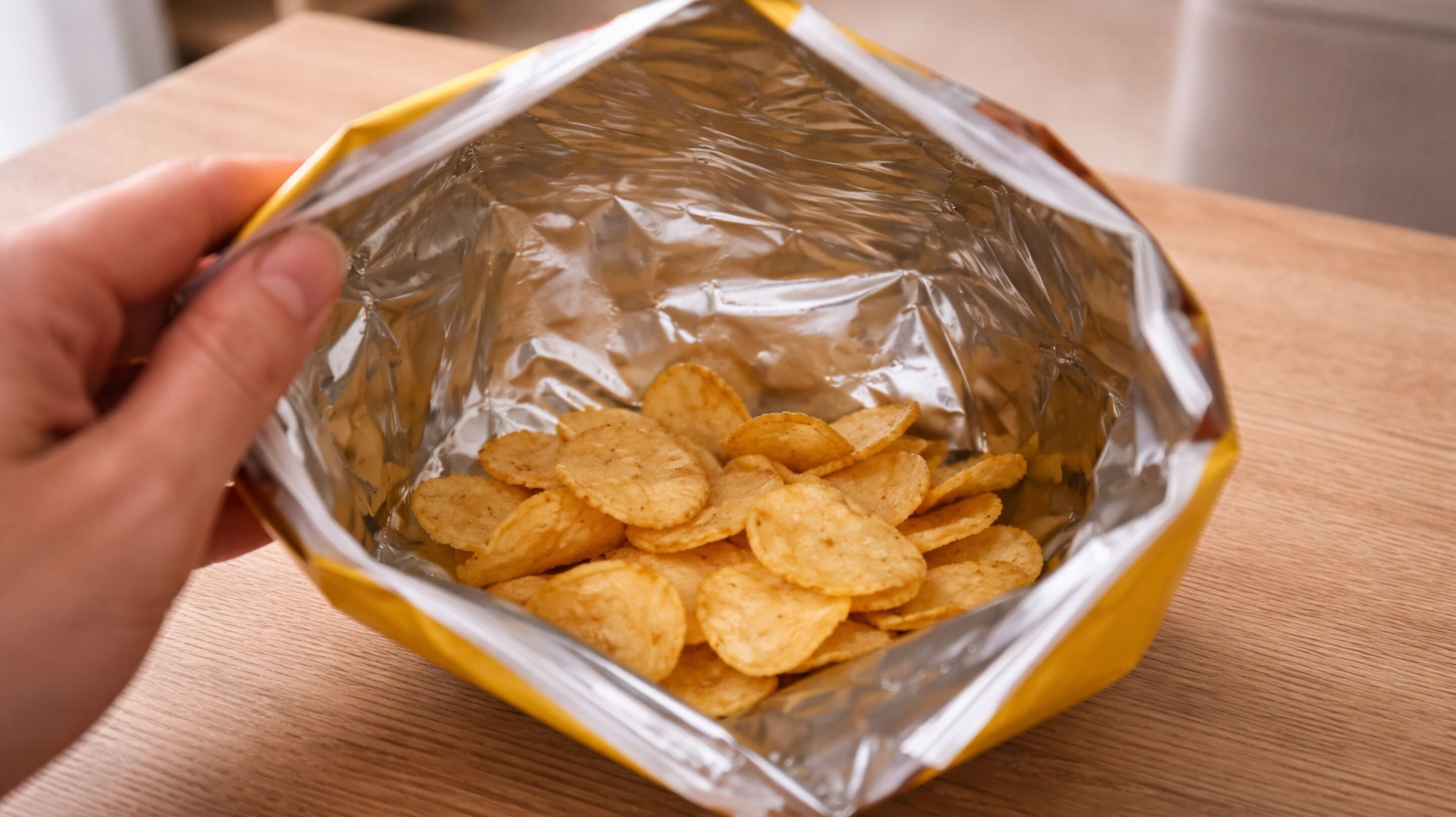 Por que a embalagem de salgadinho vem cheia de ar e o que isso realmente significa
