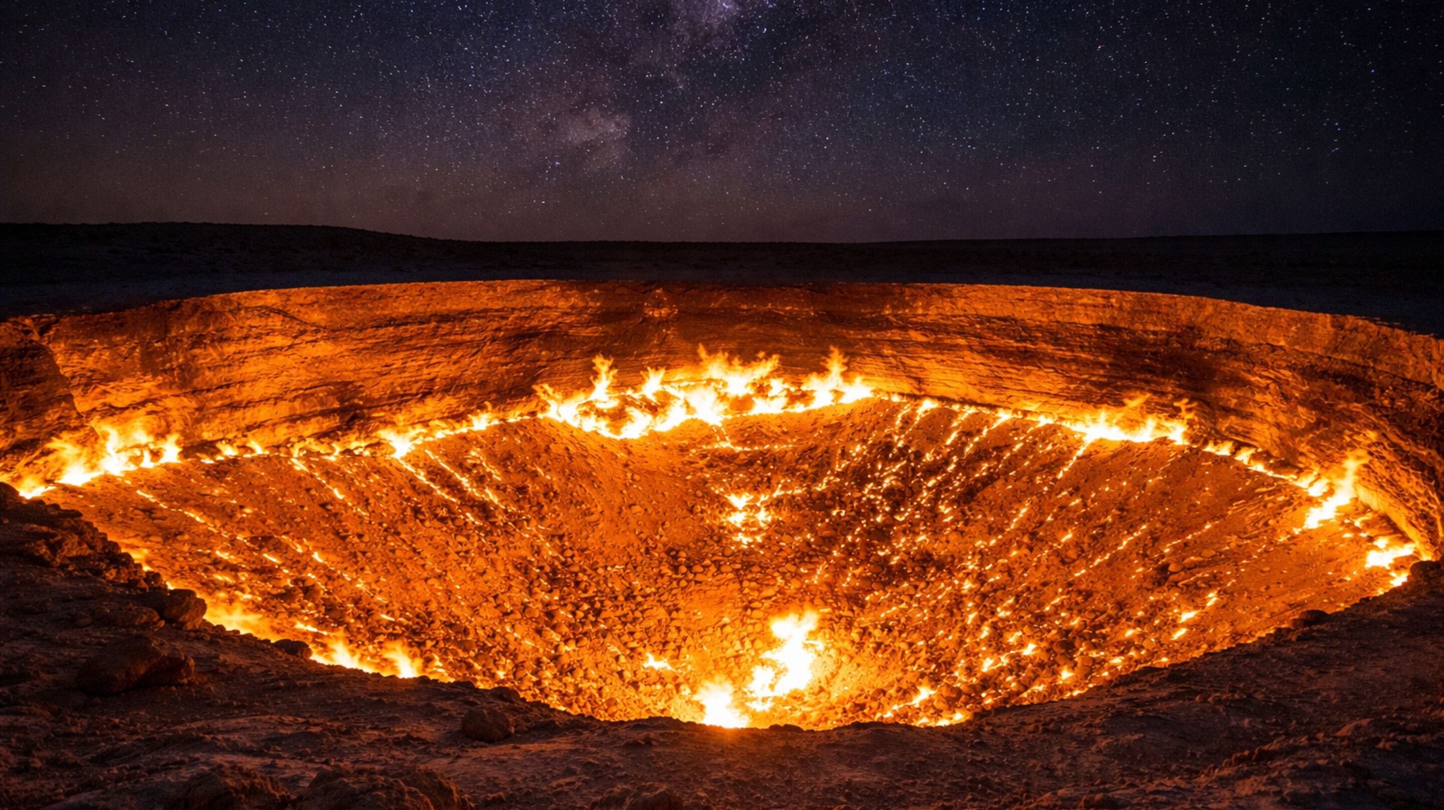 Por décadas, esse local mantém um fogo eterno no chão que nunca se apaga