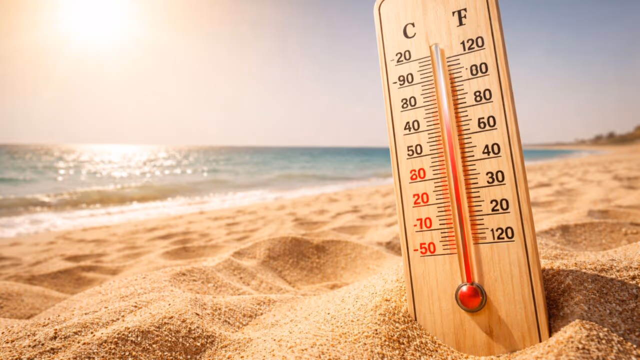 A praia mais quente do mundo tem areia que ultrapassa 80 graus e continua recebendo visitantes