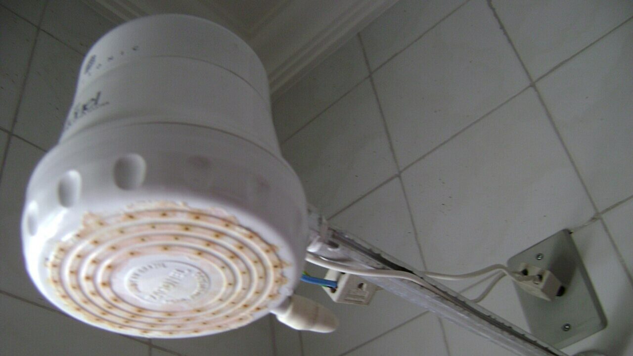 O chuveiro elétrico é perigoso? Saiba se você está convivendo com uma bomba relógio bem acima da sua cabeça