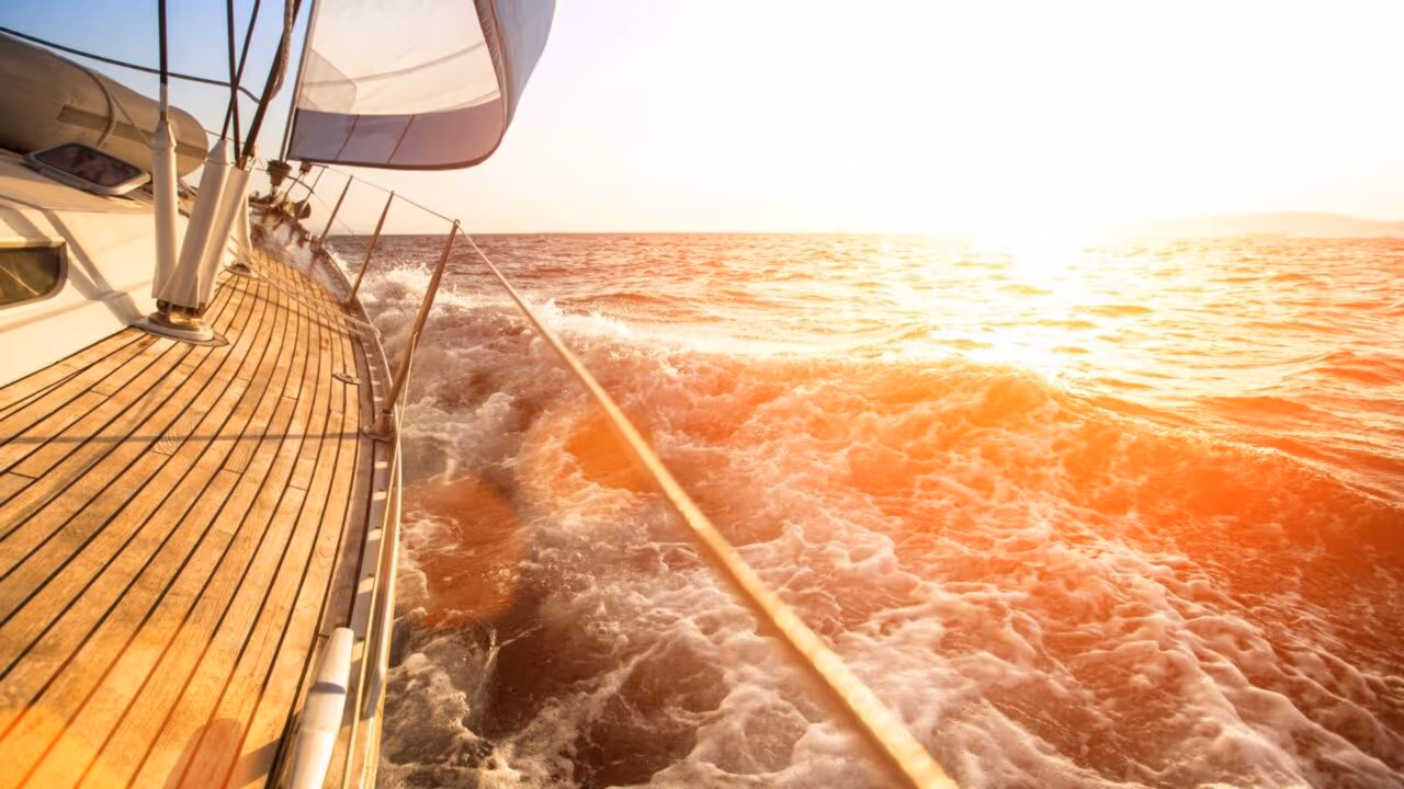 Como é viver em um veleiro? Casal transformou barco em casa funcional enquanto passeia pelo mundo