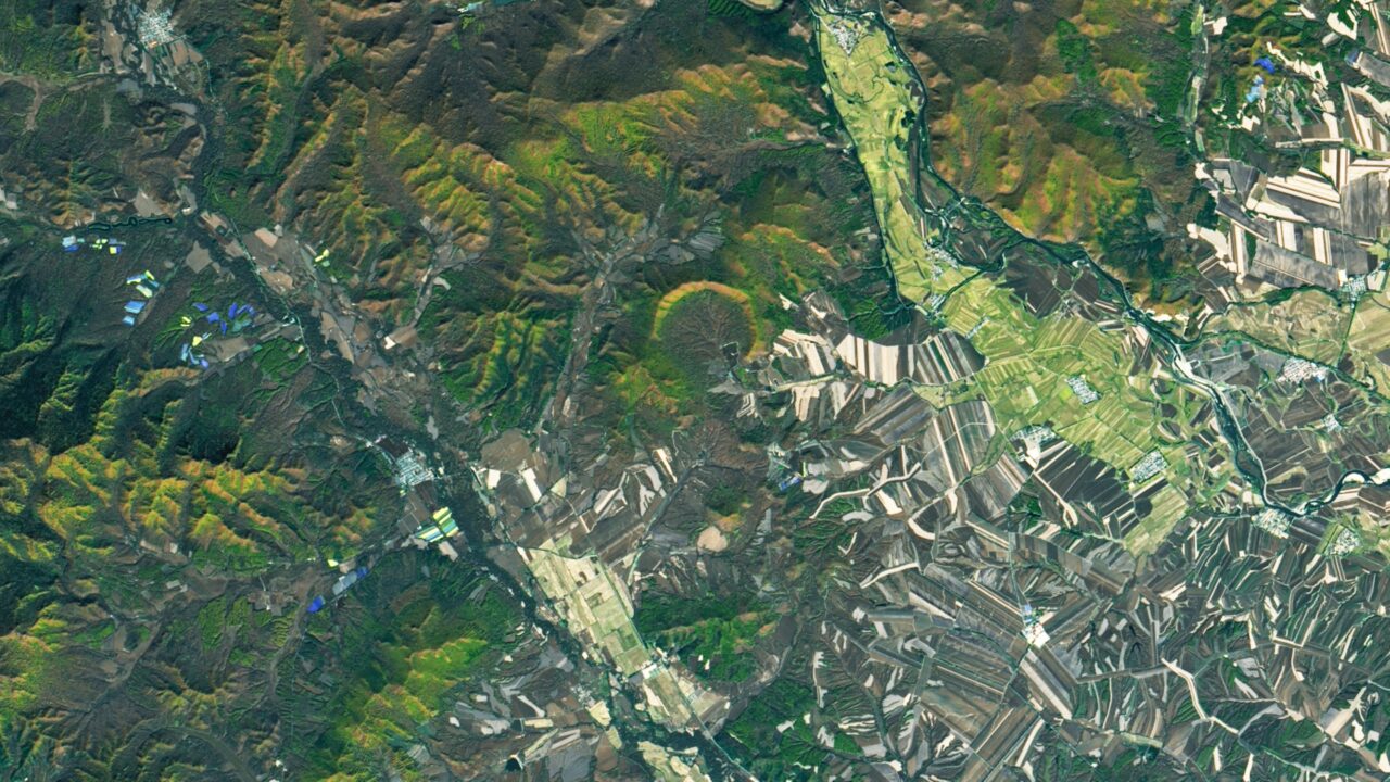 A cratera de impacto de Yilan foi descoberta no meio do terreno chinês - Reprodução/Nasa/Landsat-8