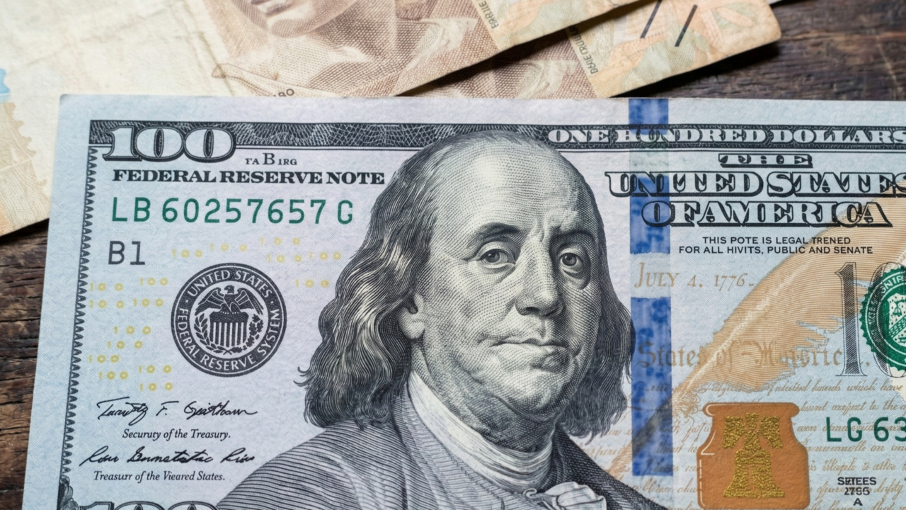 O preço do dólar flutua junto às decisões de juros dos bancos centrais e crises geopolíticas