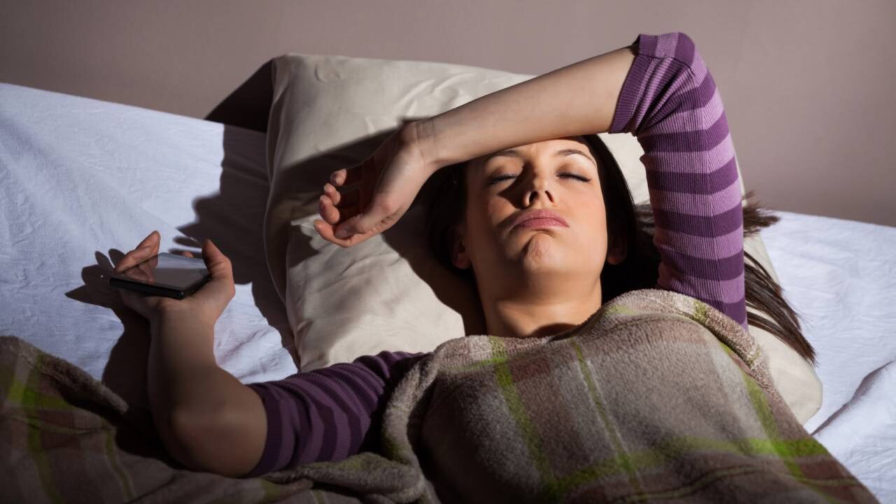 É normal acordar às 3 da manhã Dormir direto é uma invenção moderna, não uma evolução