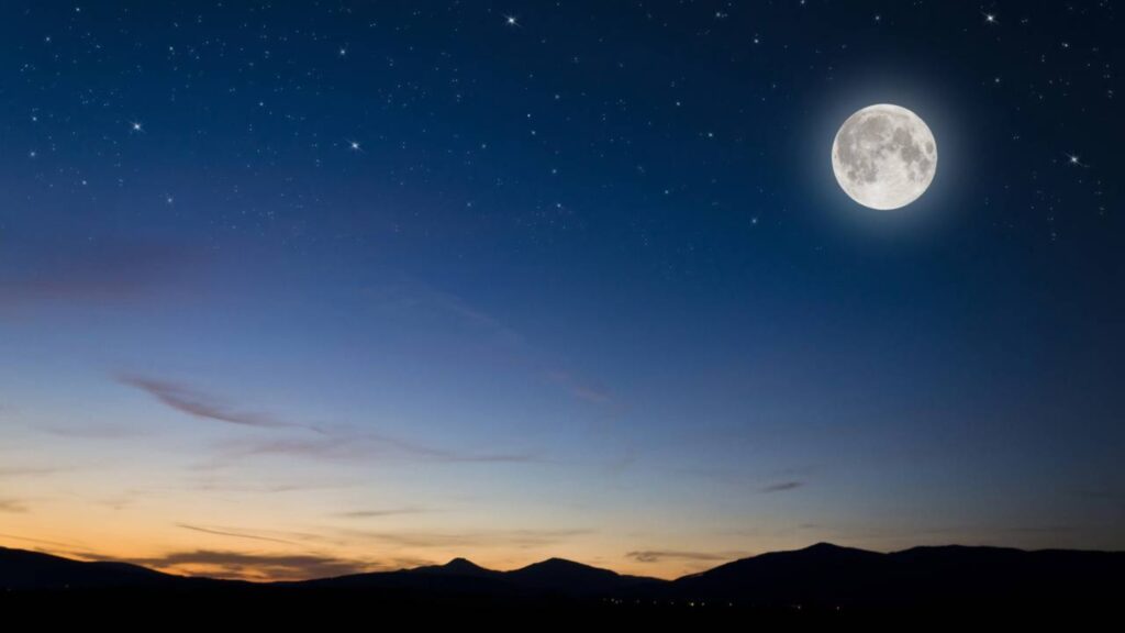 Esquece o eclipse a “Lua Cheia da Minhoca” promete iluminar o mar com um brilho intenso e estas são os melhores locais para tirar a foto perfeita