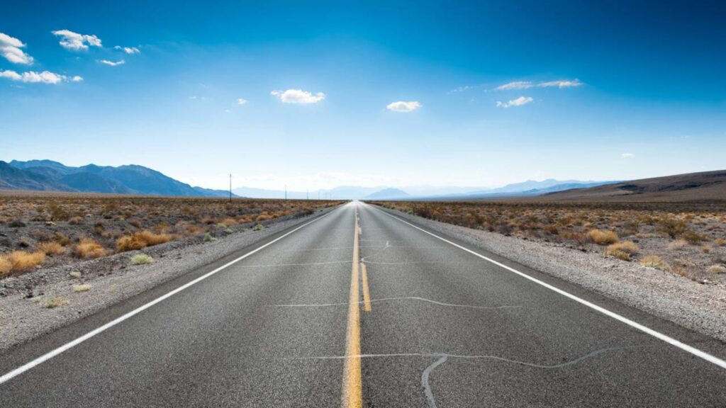 Estrada reta mais longa do mundo é um desafio mental de 240 km sem curvas, no meio do deserto e com tráfego de caminhões