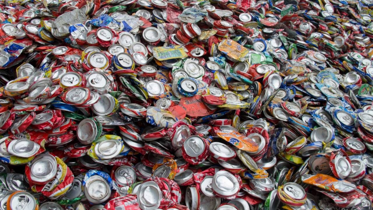 Estudante adota atitude de ‘posso’, recicla um milhão de latas e doa renda para caridade