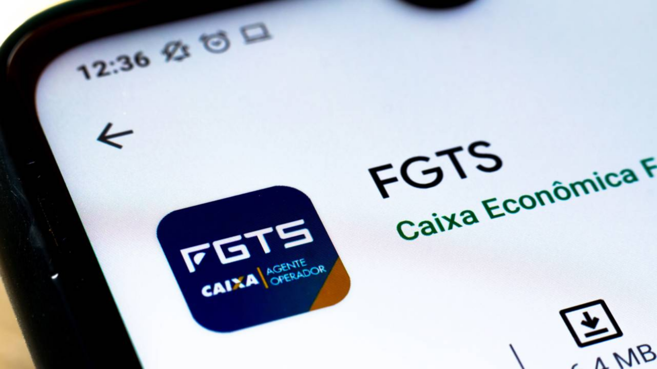 Benefício pode ser consultado pelo app do FGTS em seu celular - Créditos: depositphotos.com / rafapress