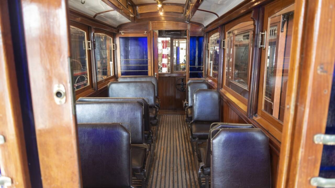 Família compra trem com mais de 100 anos por $3 mil e transforma vagão em hospedagem lucrativa