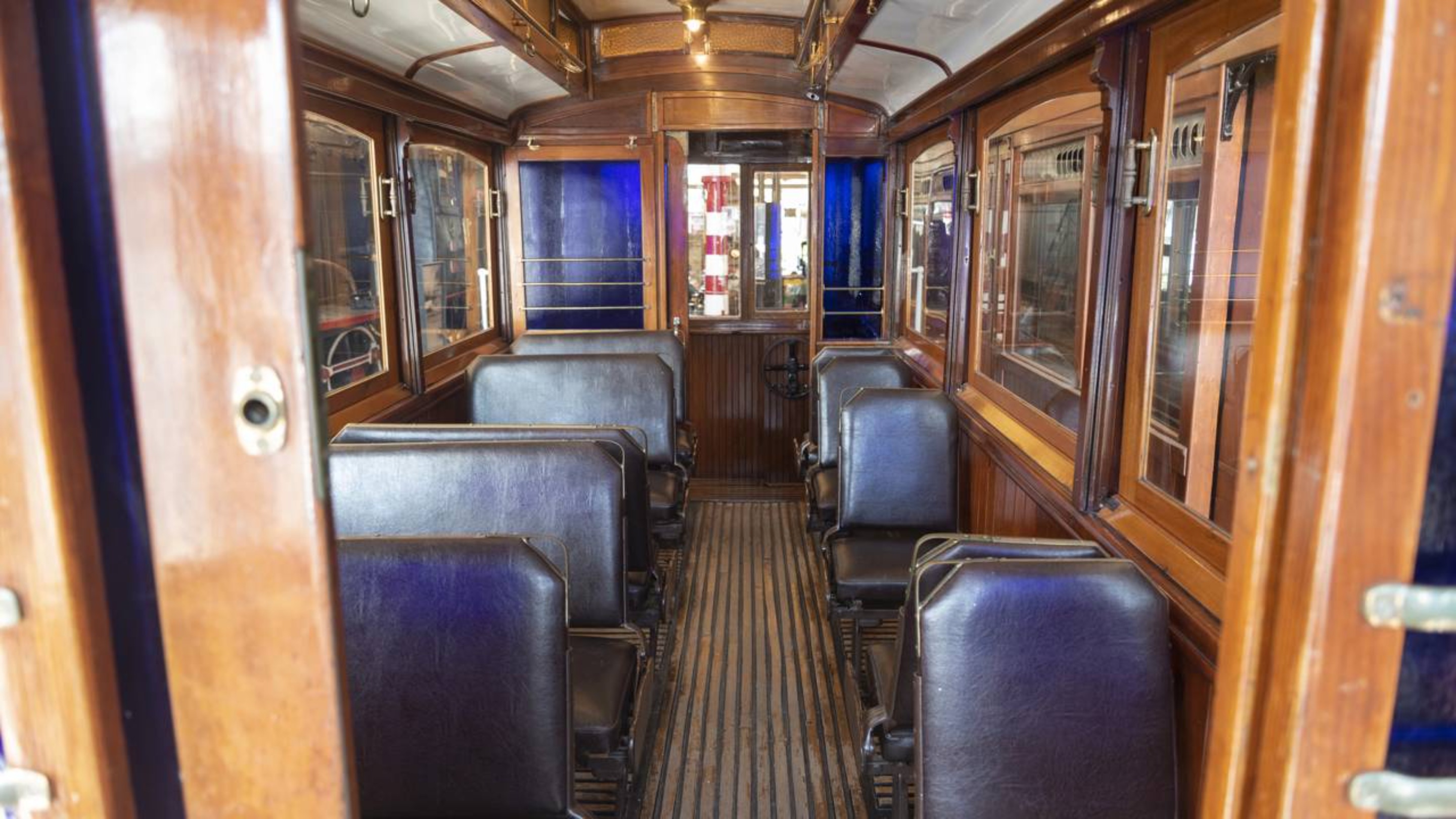 Família compra trem com mais de 100 anos por $3 mil e transforma vagão em hospedagem lucrativa