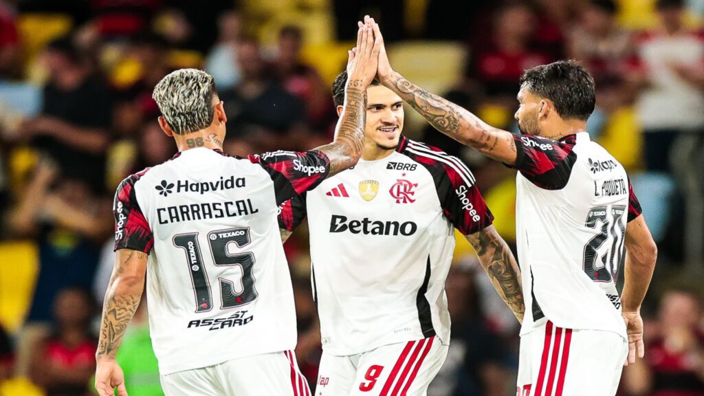 Flamengo mete 8 a 0 no Madureira, garante vaga na final e mesmo assim sai sob vaias