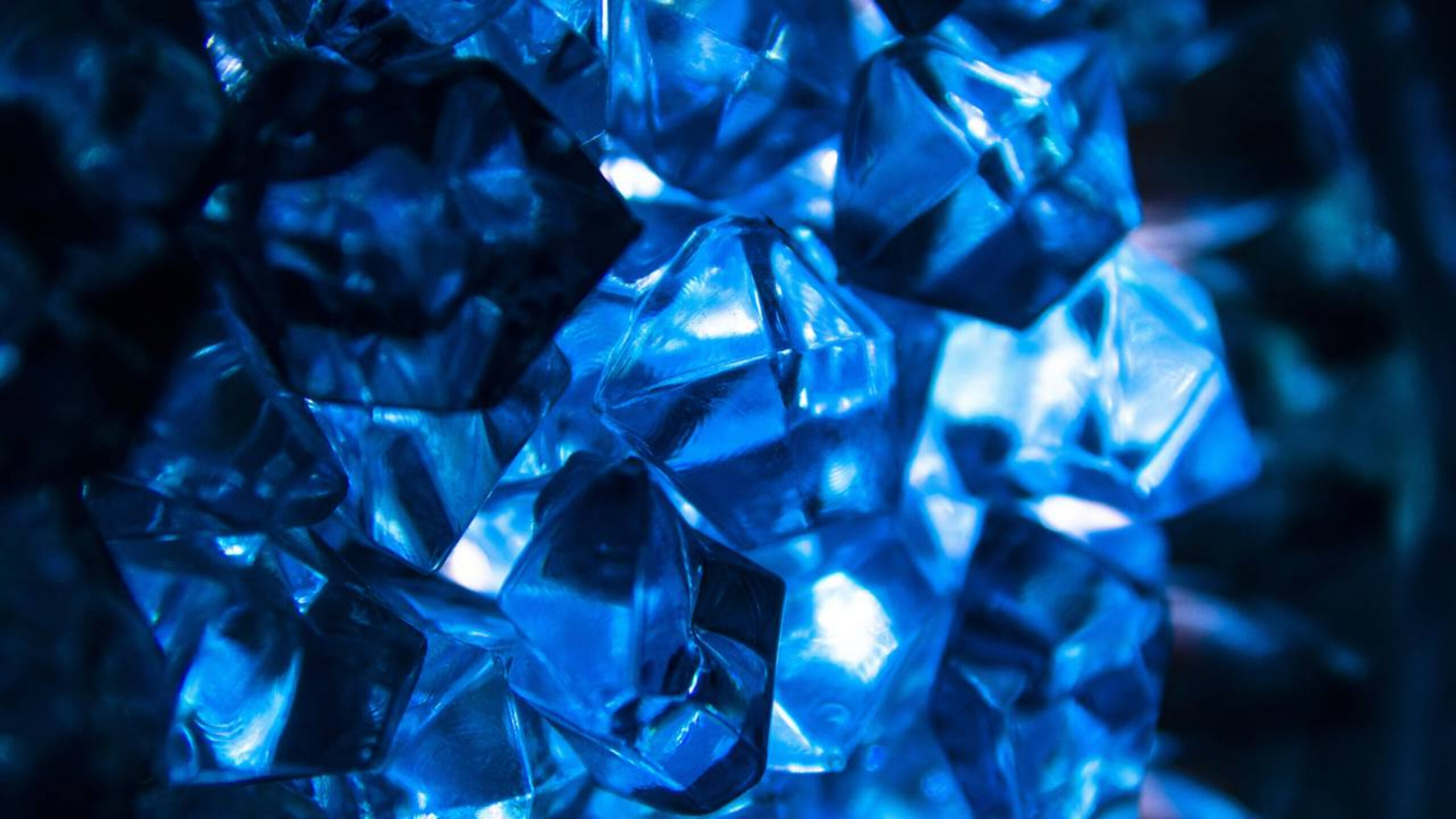 Pedras que brilham no escuro naturalmente aparecem em alguns lugares do planeta e intrigam cientistas