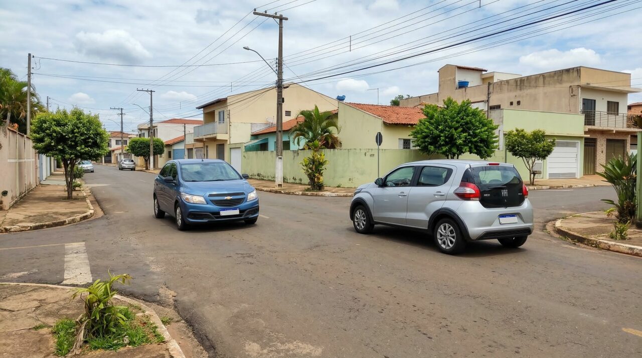 Segundo o CTB, quem tem preferência em cruzamentos sem sinalização?