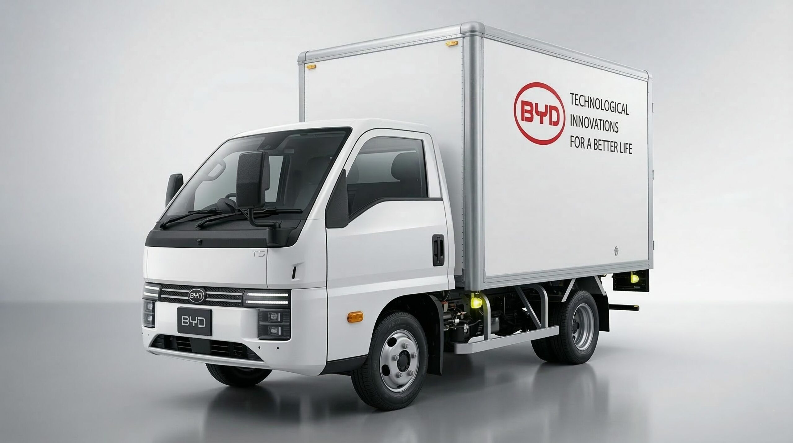 Caminhão elétrico da BYD recarrega em 1 hora, reduz os custos em 80% e tem capacidade de até 2.700 kg