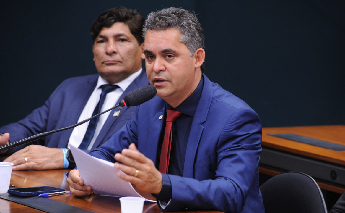 Disputa por vaga no TCU ganha mais um candidato
