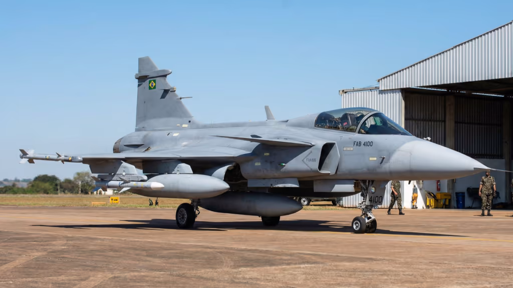 Gripen na Força Aérea Brasileira: como o F-39 funciona no dia a dia da defesa do céu