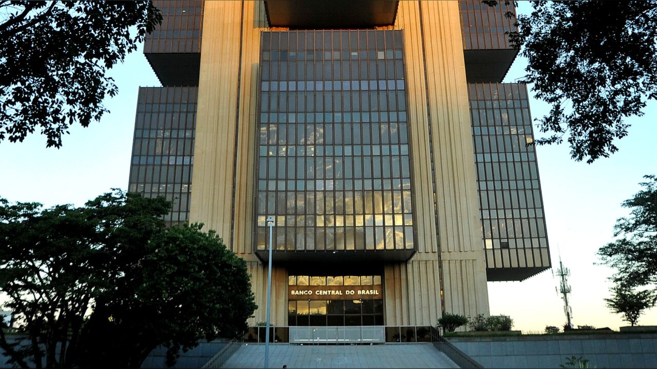 Servidores do Banco Central fazem manifestação nesta terça