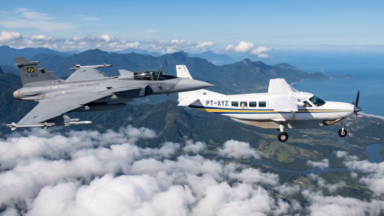 Como funciona a interceptação aérea quando um avião não responde aos controladores