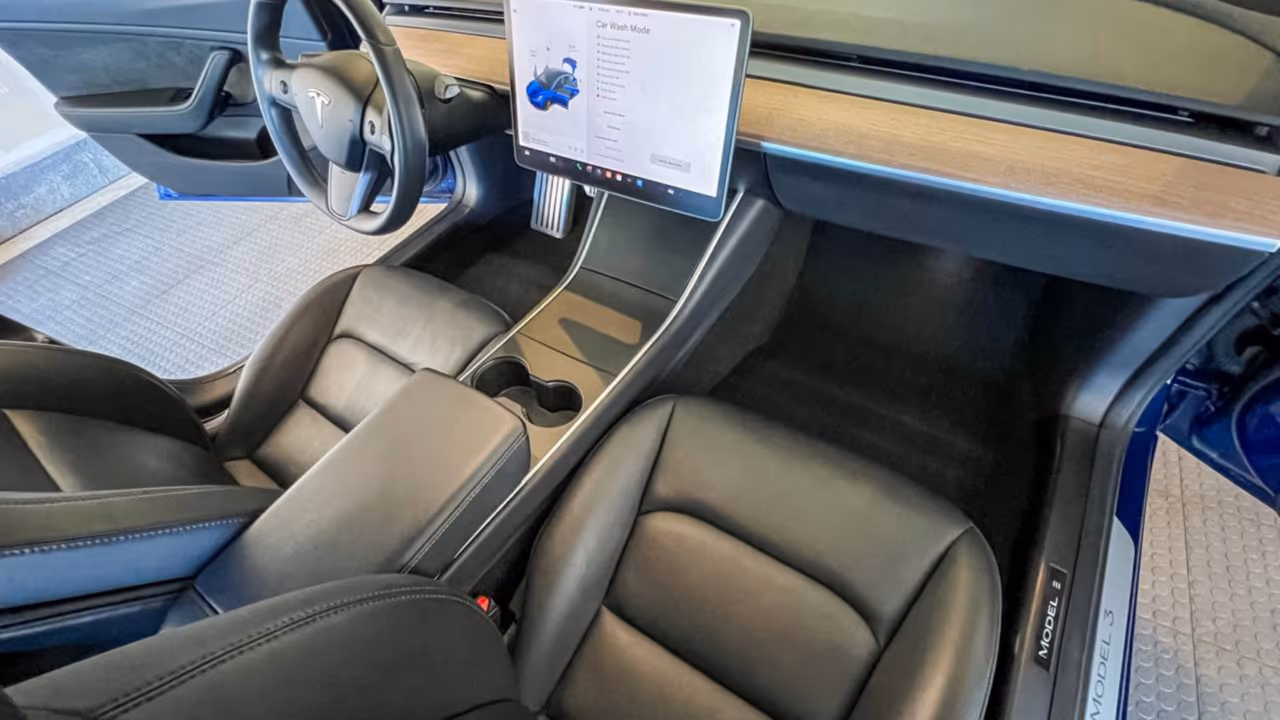Tela demais, botão de menos: Por que o interior dos carros está dividindo motoristas