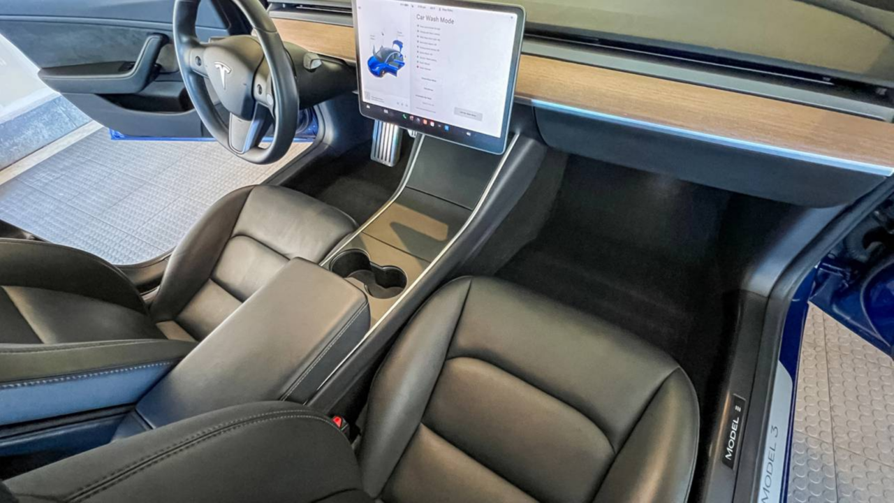 Tela demais, botão de menos: Por que o interior dos carros está dividindo motoristas