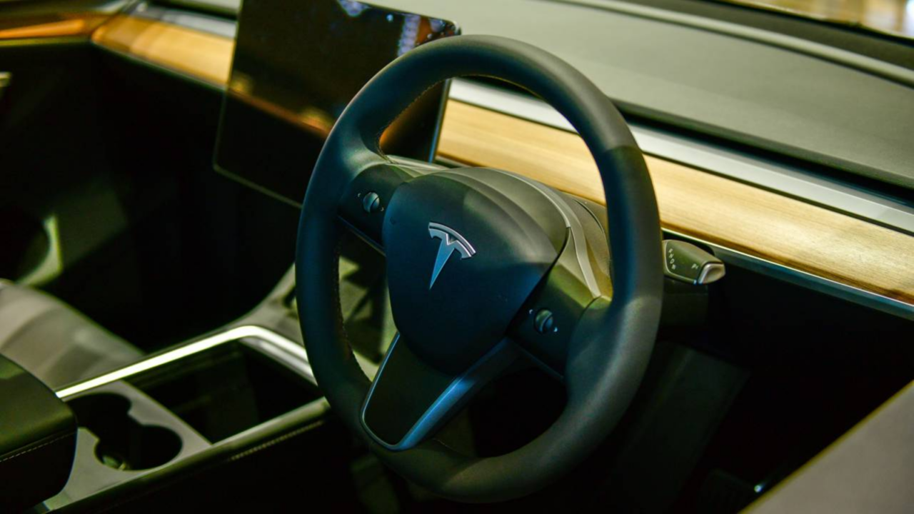 Tela demais, botão de menos: Por que o interior dos carros está dividindo motoristas