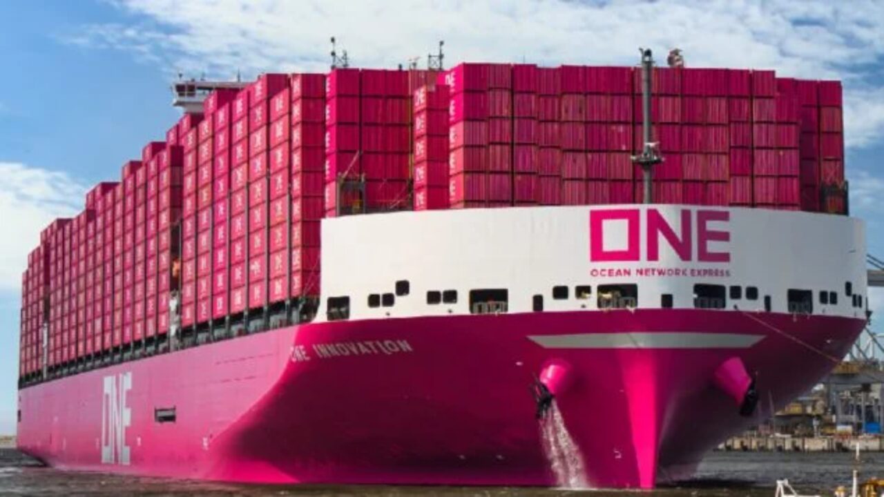 Japão bate recorde mundial de transporte de carga com o maior navio do mundo e 22.233 contêineres em uma única viagem