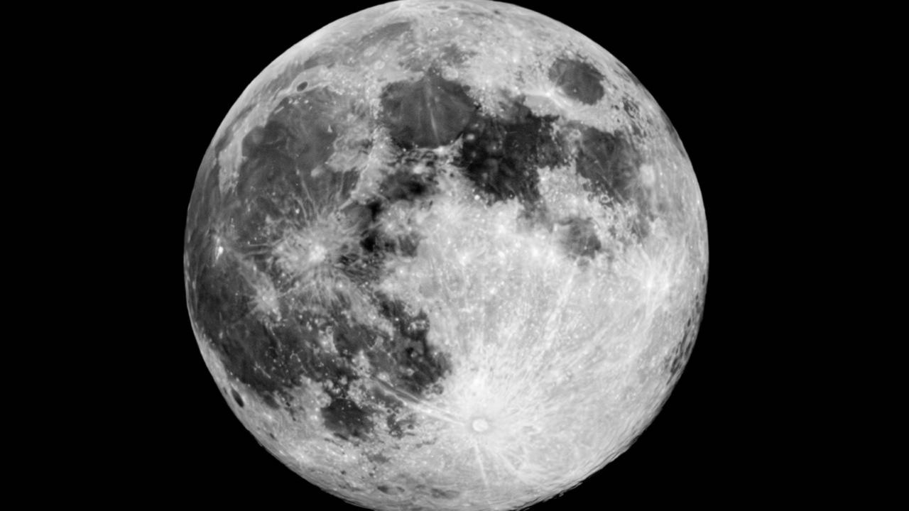 Por que a lua parece maior quando está perto do horizonte e menor quando sobe no céu?