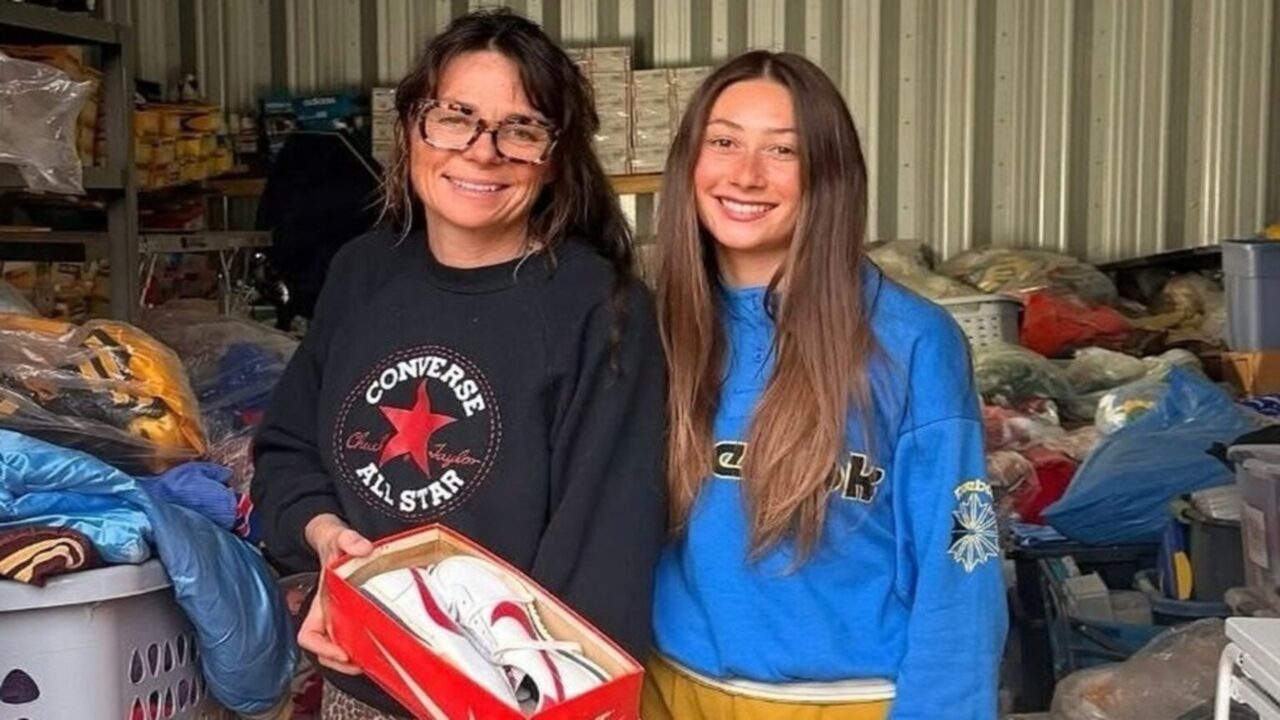 Mãe e filha ganham depósito com milhares de itens esportivos dos anos 80 e transformam em negócio super lucrativo de moda vintage