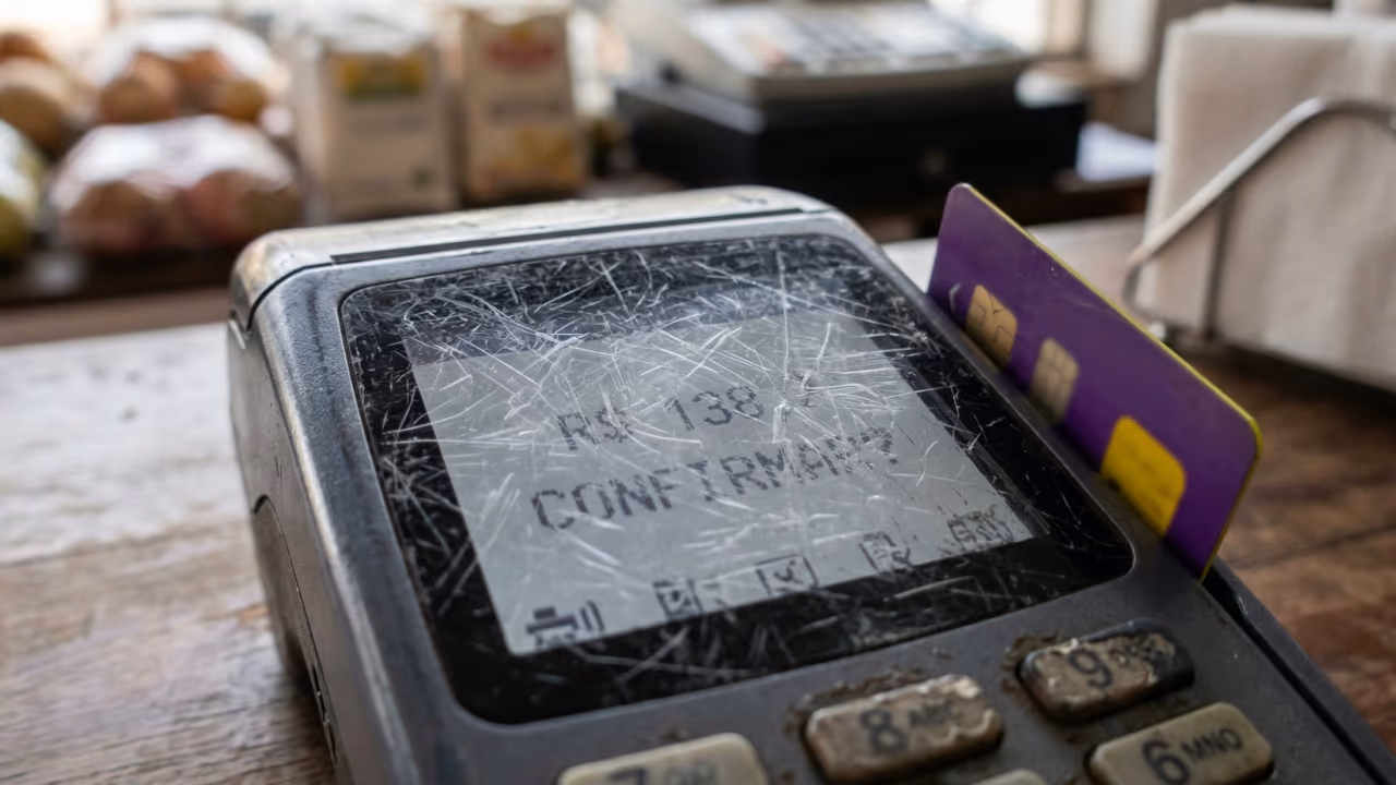 Golpe da maquininha volta a preocupar porque basta um descuido de segundos