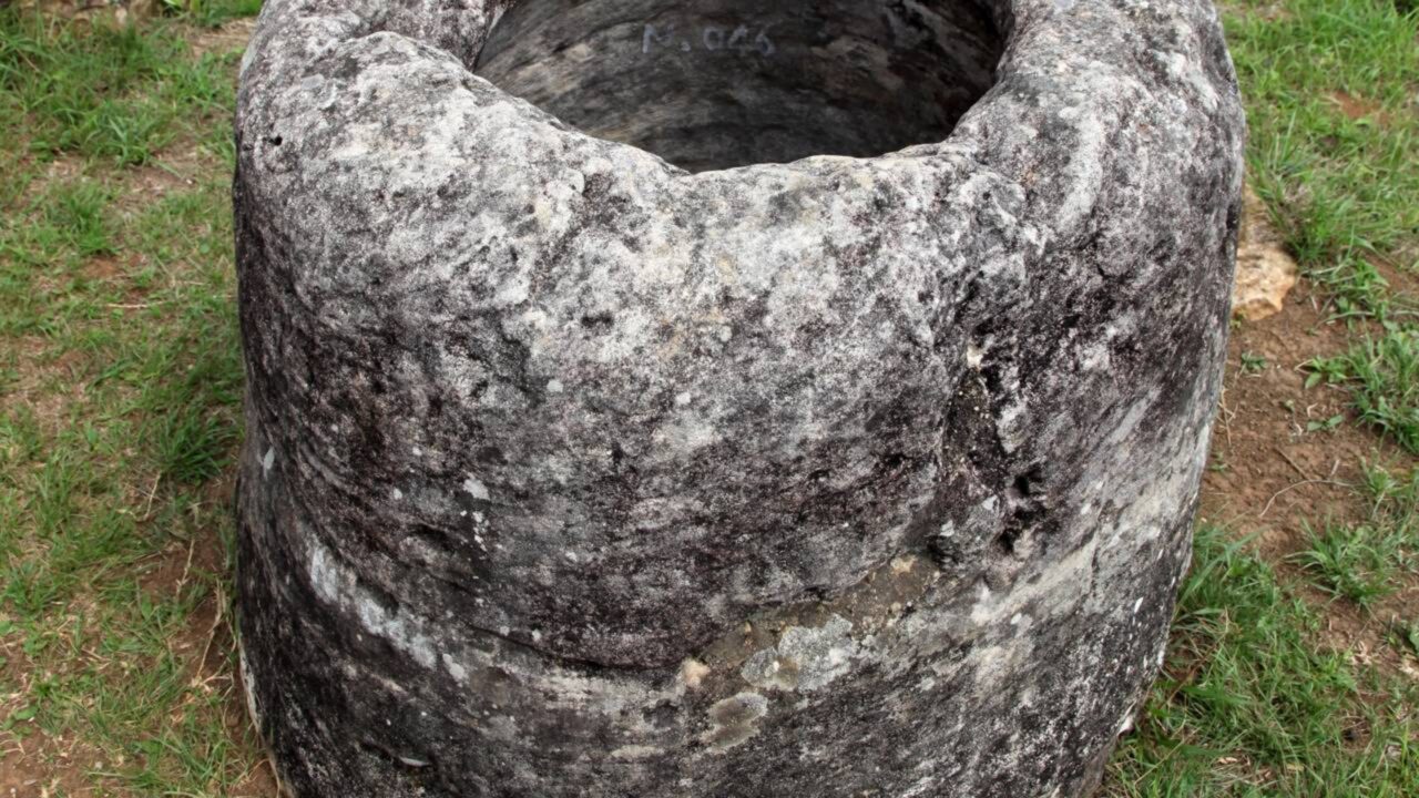 Monolito de mil anos com rosto humano é descoberto na Indonésia no meio de uma mina de ouro ilegal