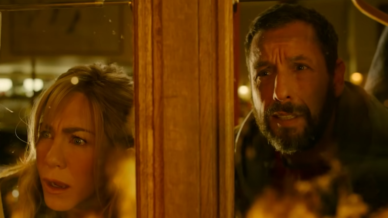 Na Netflix, “Mistério em Paris” mistura comédia e suspense em um filme leve que prende sem exagerar