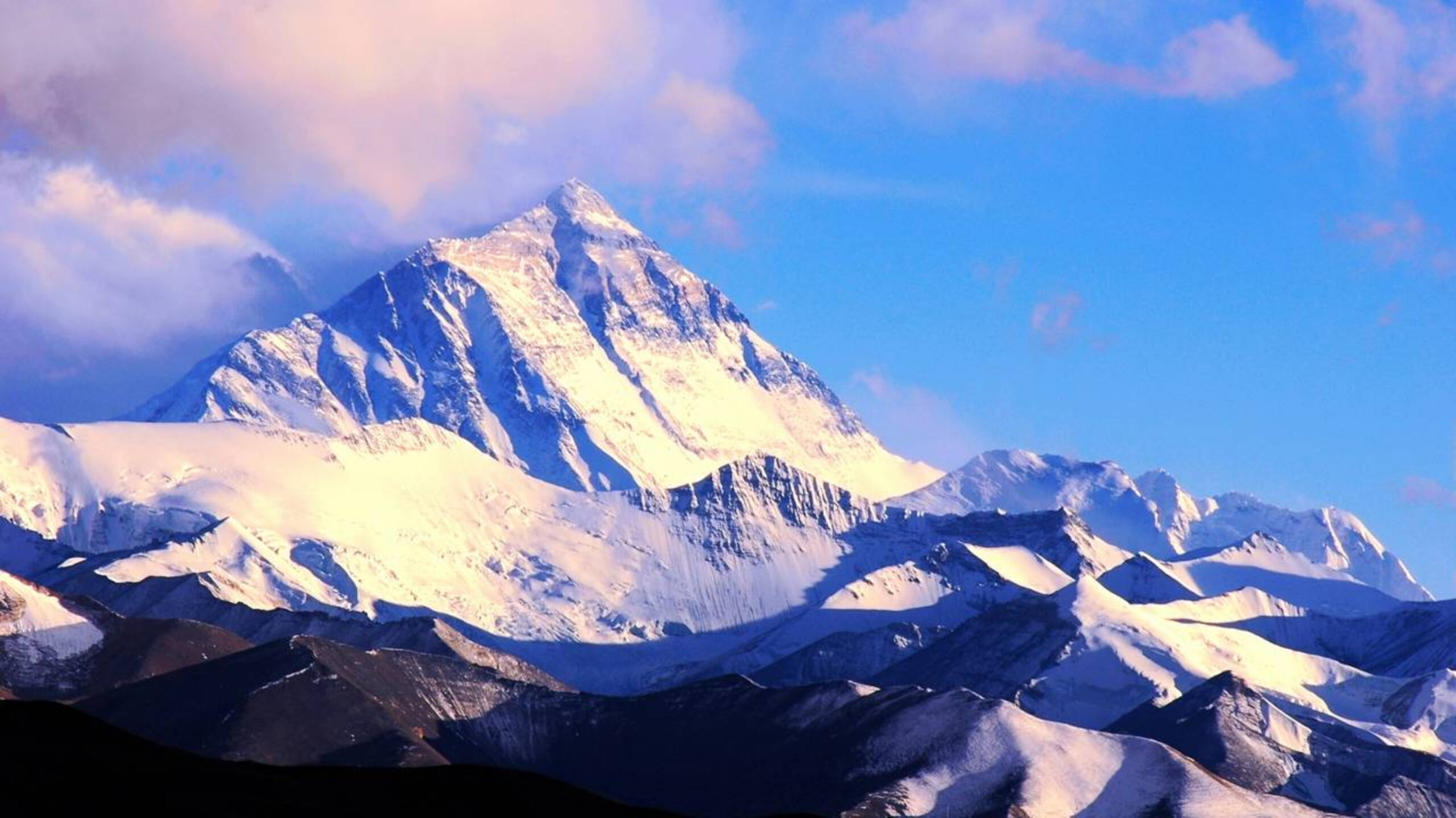 A montanha que continua crescendo alguns milímetros por ano e intriga cientistas ao redor do mundo
