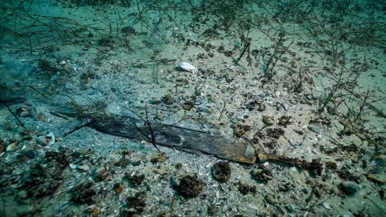 No fundo do Lago Neuchâtel, é descoberta a carga de um barco romano cheio de ânforas de azeite da Península Ibérica