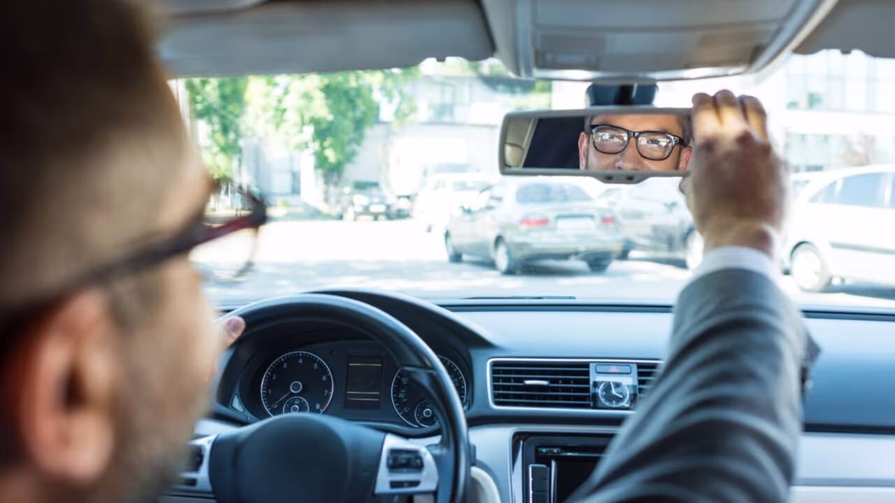 Lei dos retrovisores tem multa de R$ 195 e muda exigência para motoristas em 2026