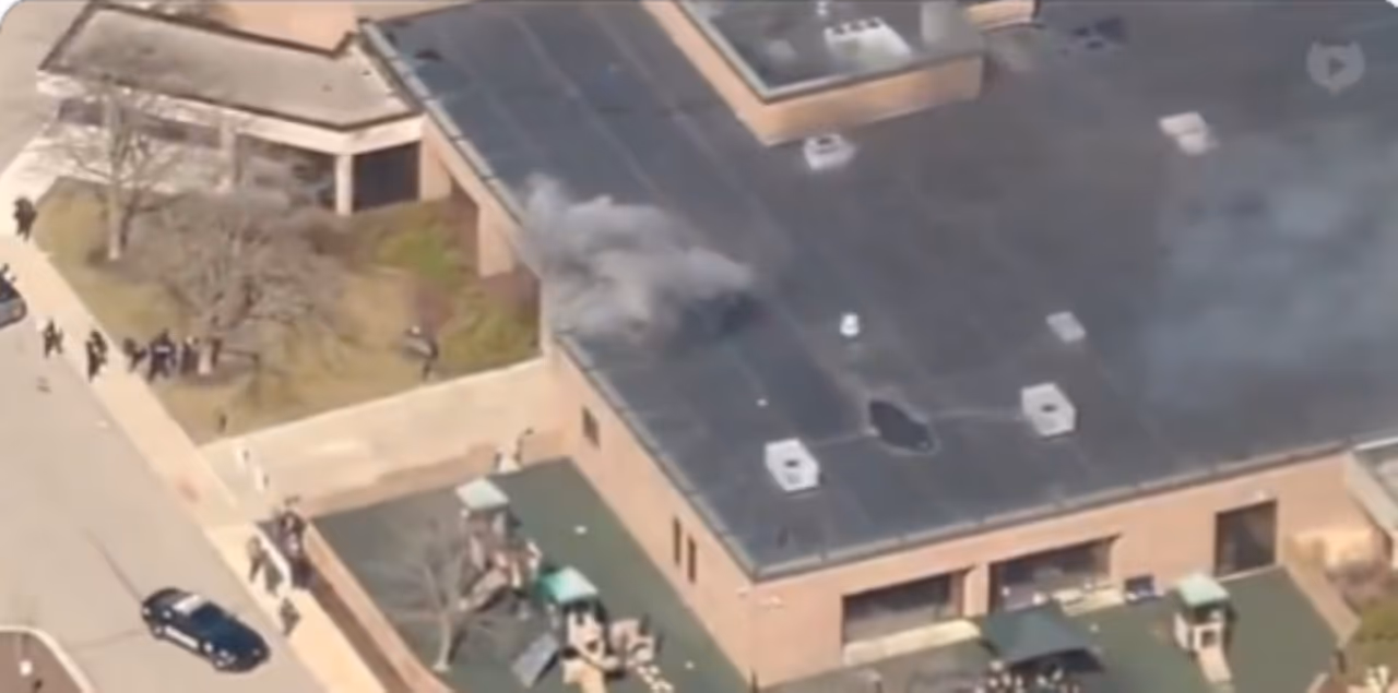 Atirador invade sinagoga em Michigan e morre após trocar tiros com segurança