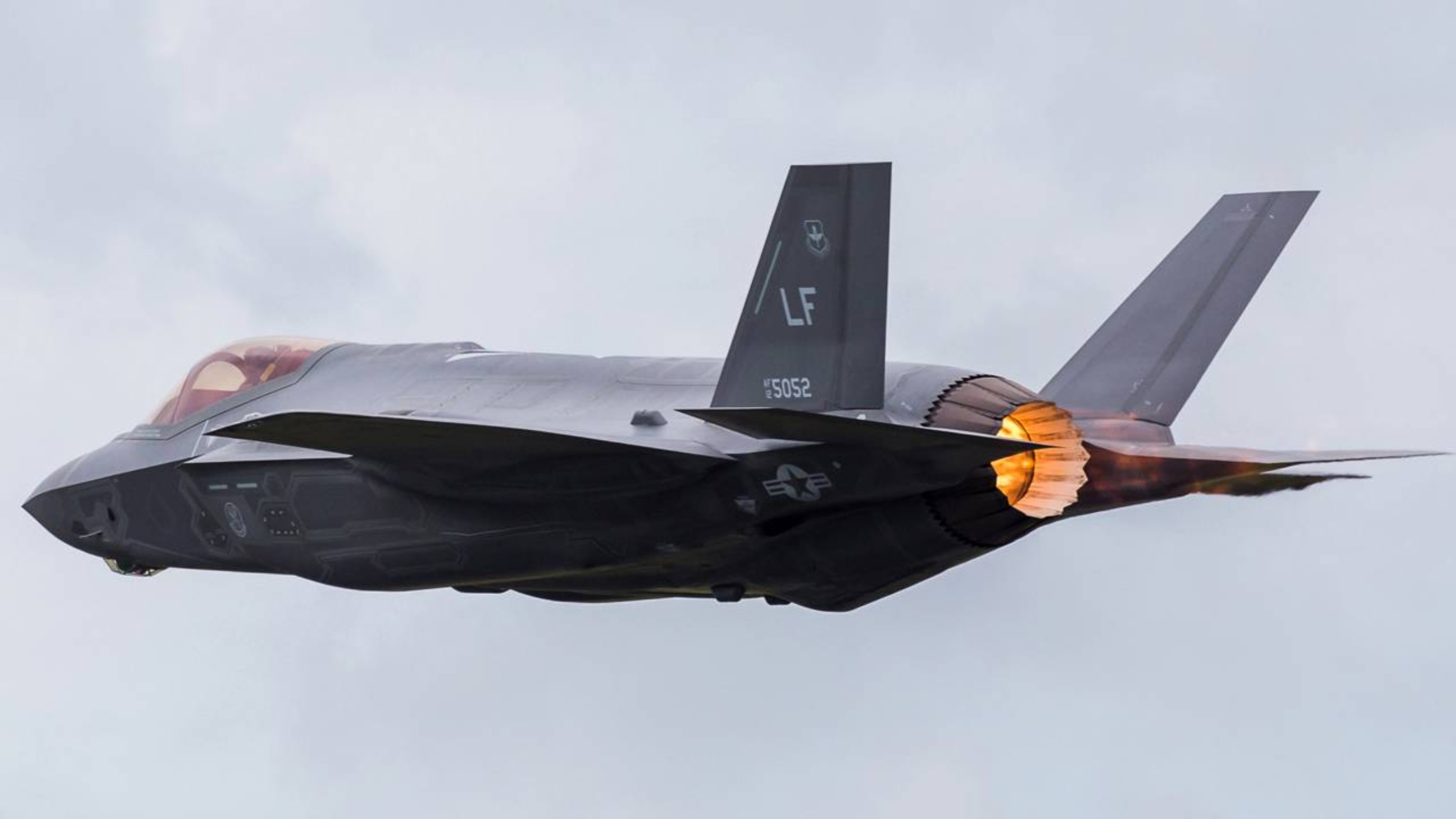Os primeiros caças avançados F-35A dos EUA chegam para serviço permanente na base aérea no Japão