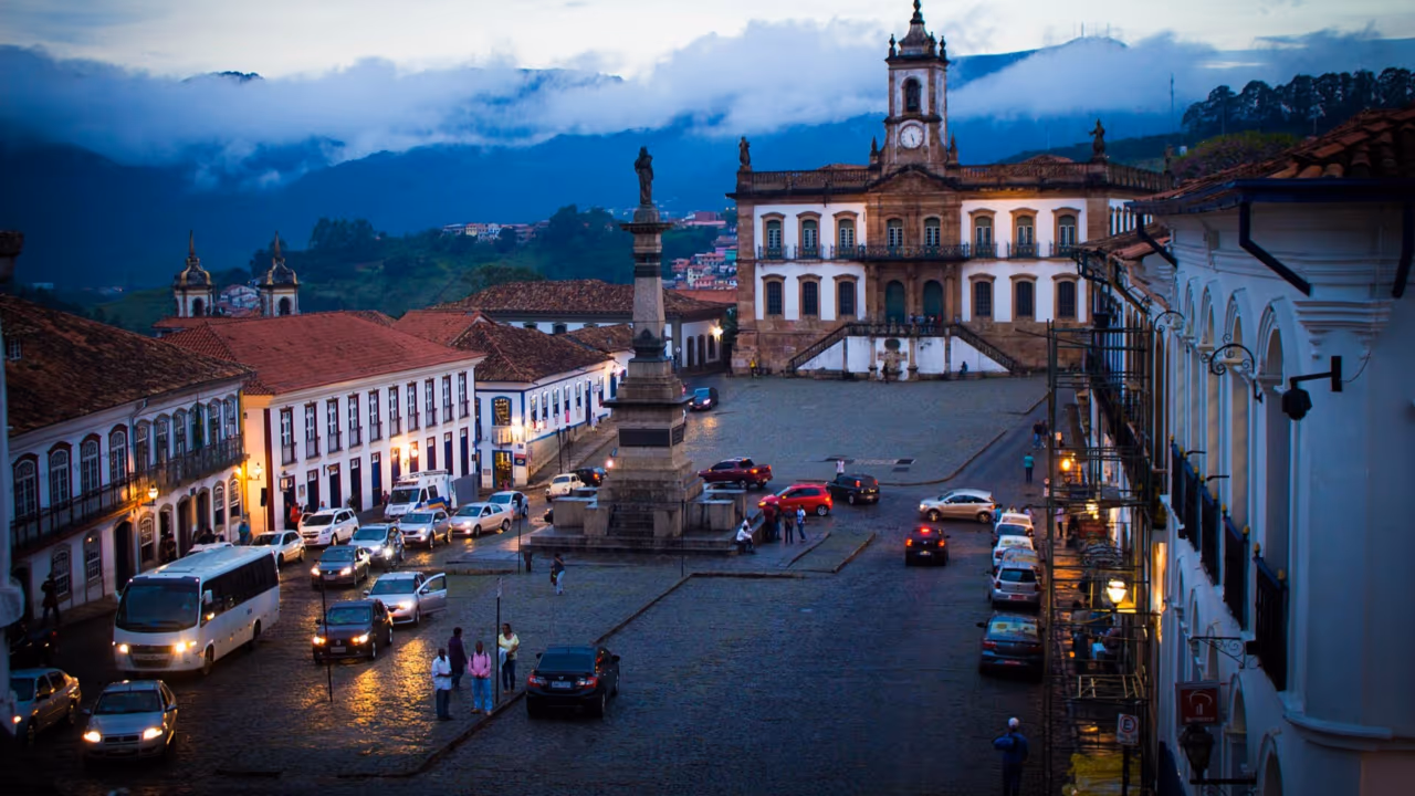 A cidade brasileira escondida entre montanhas que proibiu o uso de asfalto e mantém todas as ruas com pedras naturais