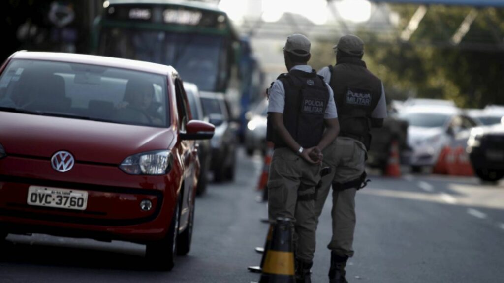 Nunca entregue o celular durante uma blitz: diga isso ao agente