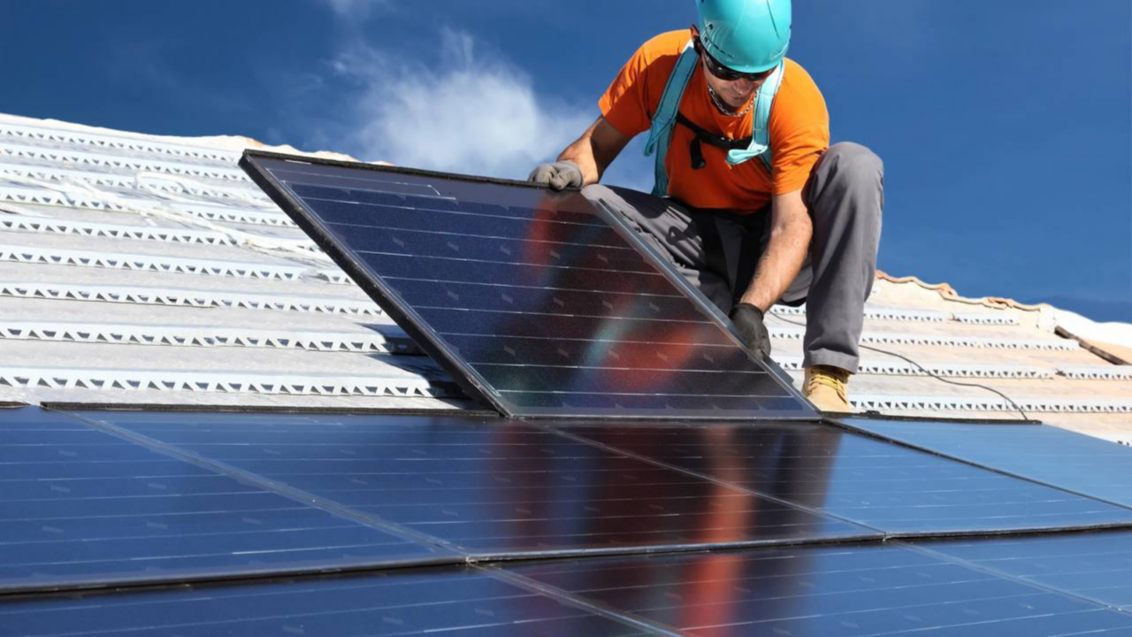 Painel solar em casa: quanto custa instalar em 2026 e em quanto tempo o investimento se paga