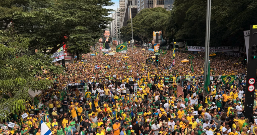 Ato na Paulista reúne Flávio Bolsonaro, Caiado e Zema